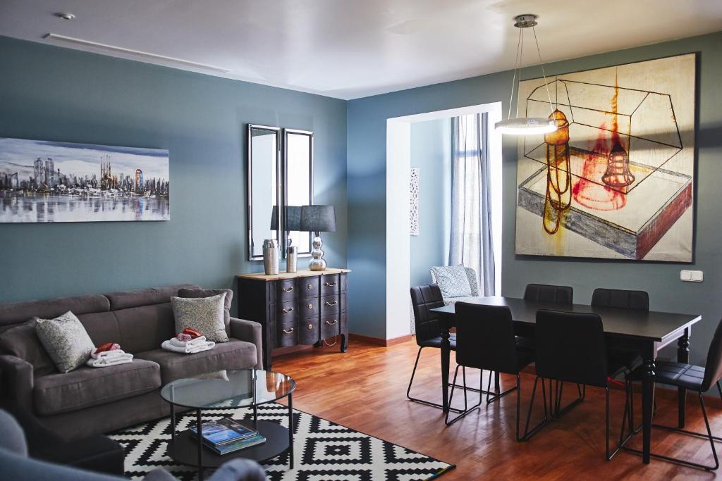 a living room with a couch and a table at Alcam Plaza Cataluña in Barcelona