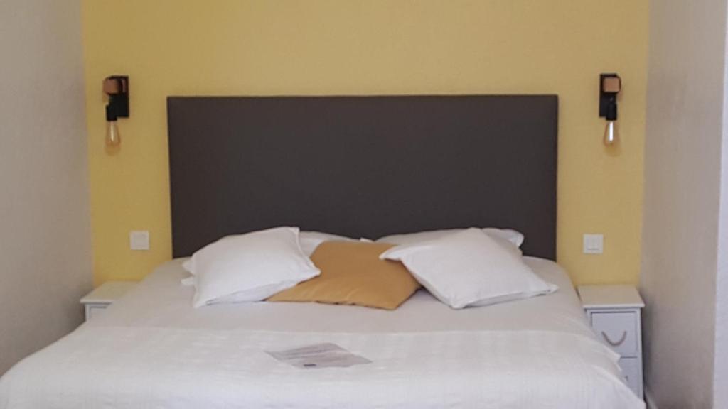 Postel nebo postele na pokoji v ubytování Auberge de la Cauquiere