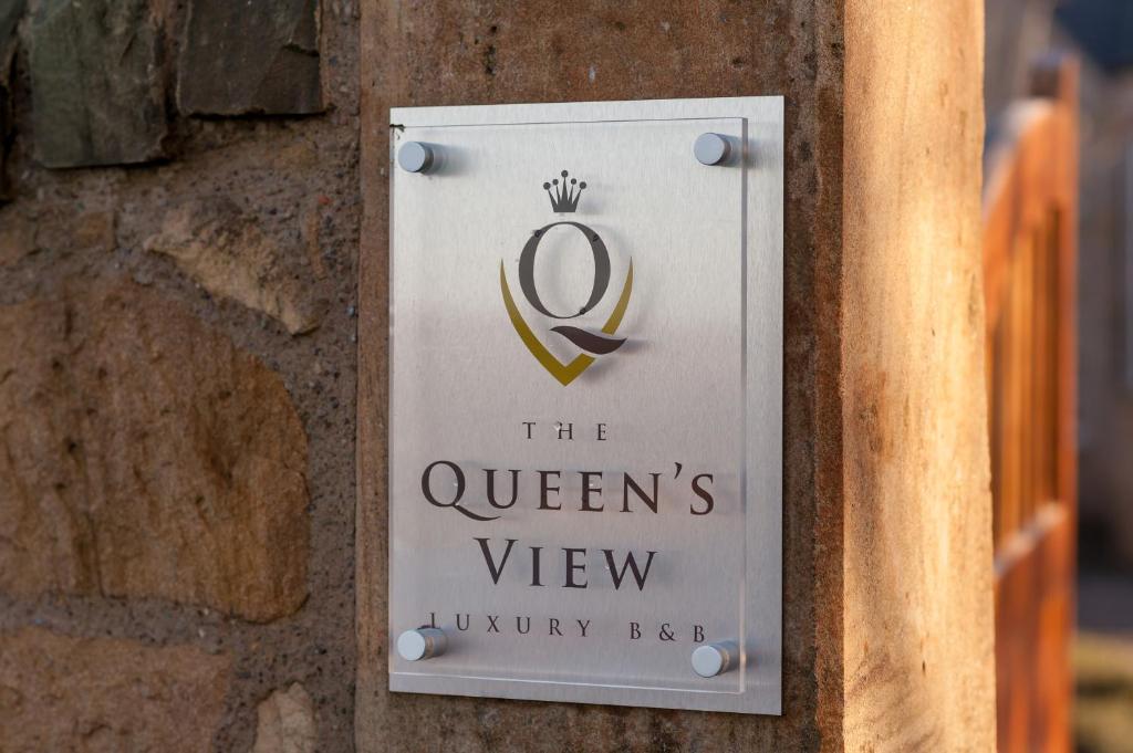 リンリスゴーにあるThe Queens View Luxury B&Bの女王像の看板
