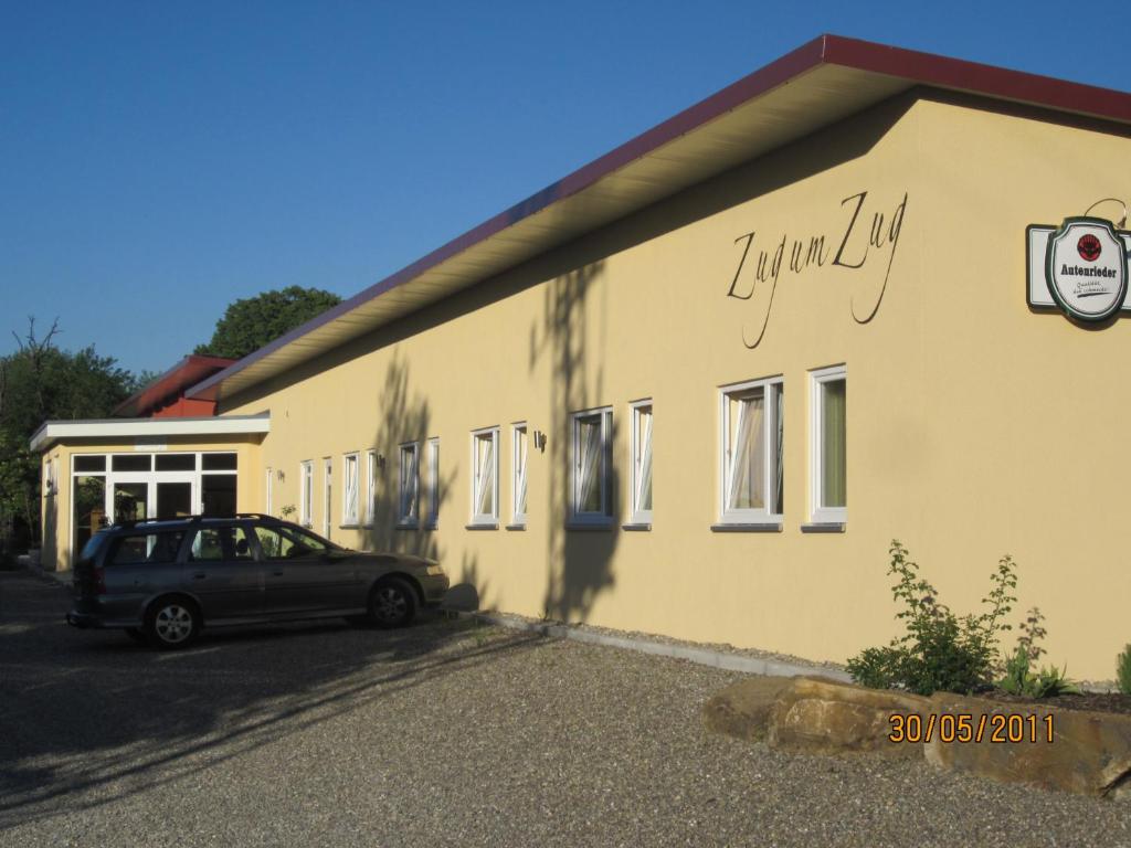 ein vor einem Gebäude geparkt in der Unterkunft Hotel Zug um Zug in Schemmerhofen