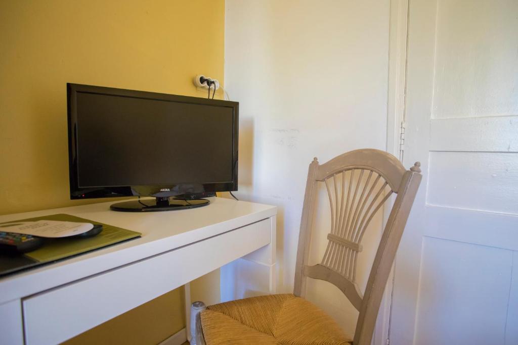 TV a/nebo společenská místnost v ubytování Auberge de la Cauquiere