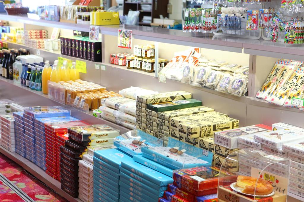 Supermarket nebo jiné obchody v  hotelu nebo okolí