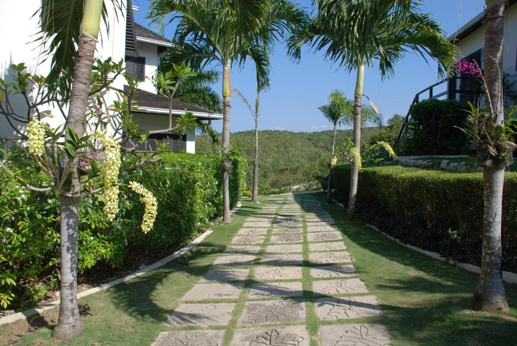 Zahrada ubytování Luxury Villa sleeps 6, Beach Access, Montego Bay