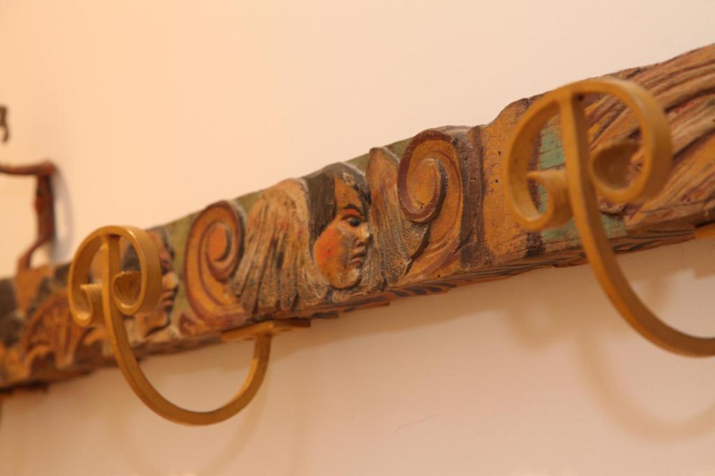 a wooden sign hanging on a wall at B&B Casa Ruffino in Balestrate