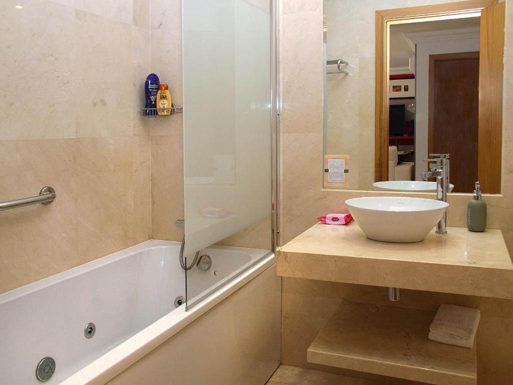 HENRI'S APARTMENTS - Pateo de Santo António - 11