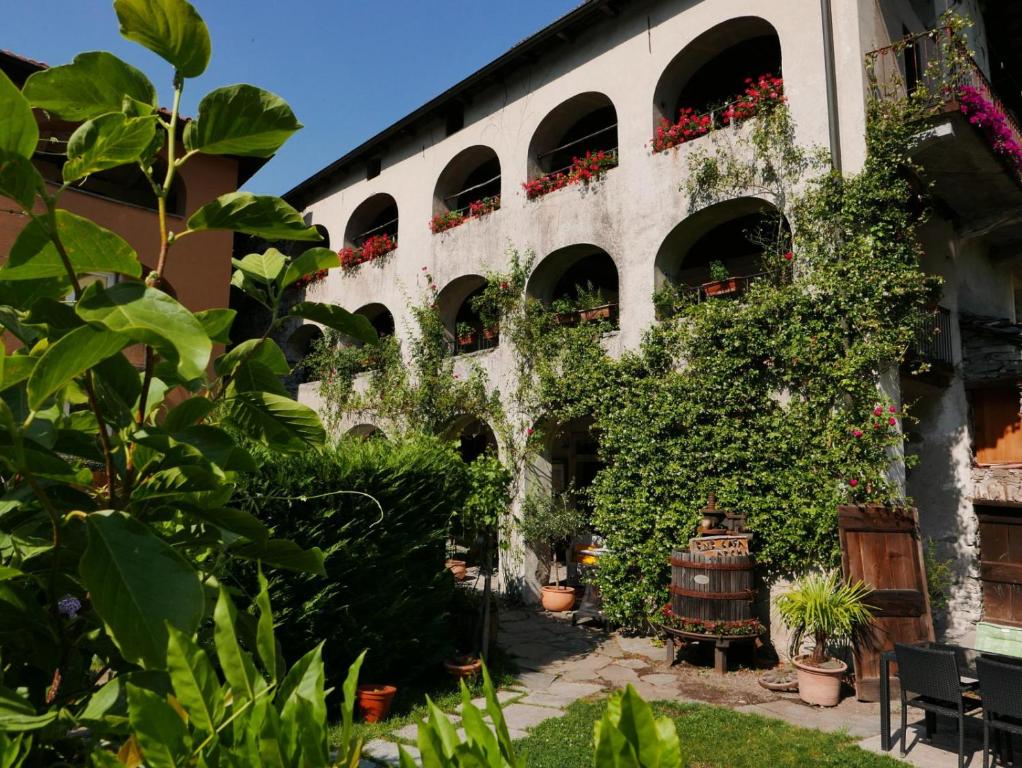 een binnenplaats van een gebouw met planten bij Affittacamere Casa Archi in Losone