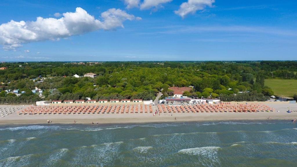 una vista aerea di una spiaggia con persone di I Tre Moschettieri Camping Village a Lido di Pomposa