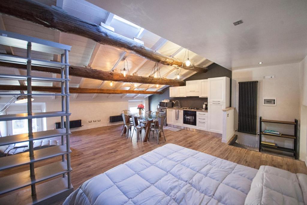 um quarto grande com uma cama e uma cozinha em La Rocca Suite em Viterbo