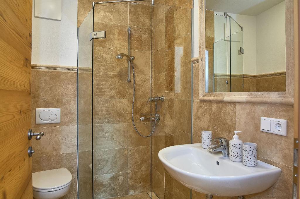 A bathroom at Jausenstation Pfefferbauer