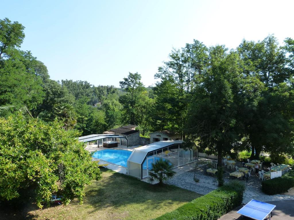 Bazén v ubytování Logis Hôtel Restaurant Les Cèdres nebo v jeho okolí