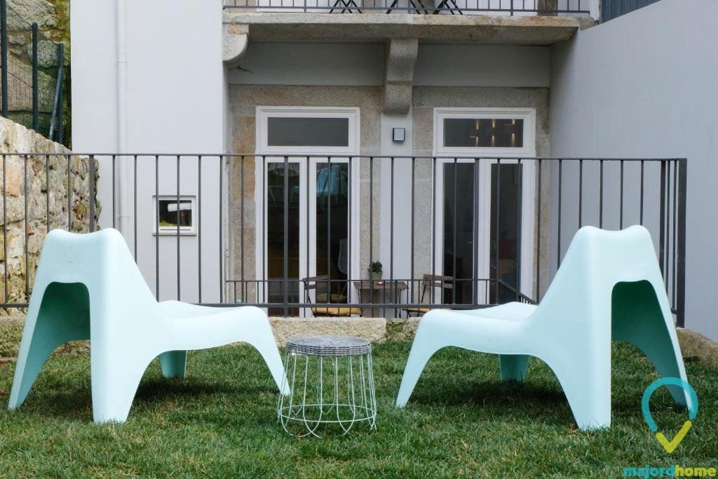ポルトにあるLovely Portoの家の前の椅子2脚とテーブル