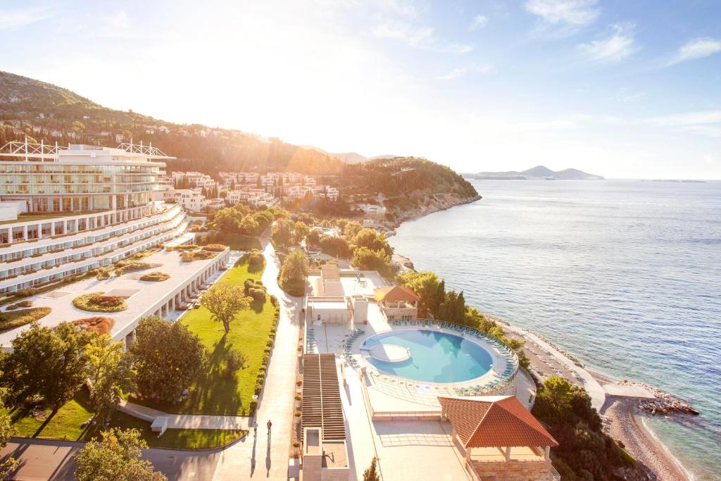 una vista aérea de un complejo junto al agua en Sun Gardens Dubrovnik, en Dubrovnik