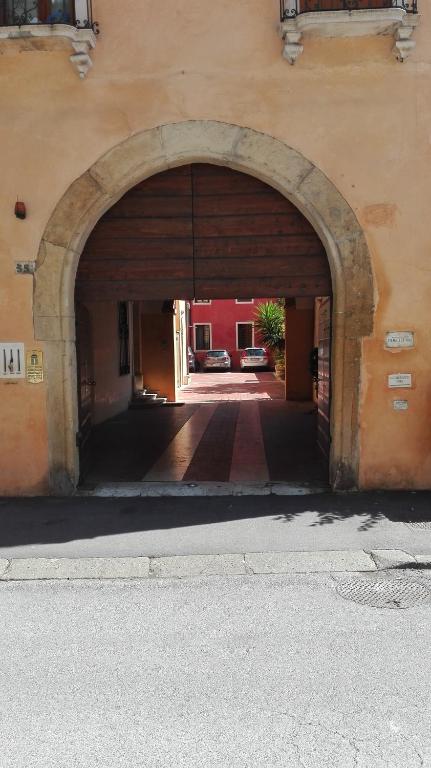 an entrance to a building with an archway at Mini Contrà San Pietro in Vicenza