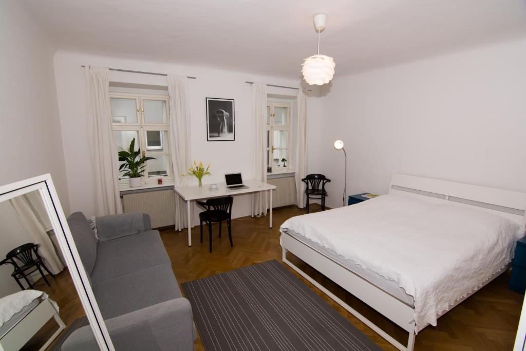 ウィーンにあるVienna Premium Room Naschmarkt IIのベッドルーム1室(ベッド1台、ソファ、デスク付)