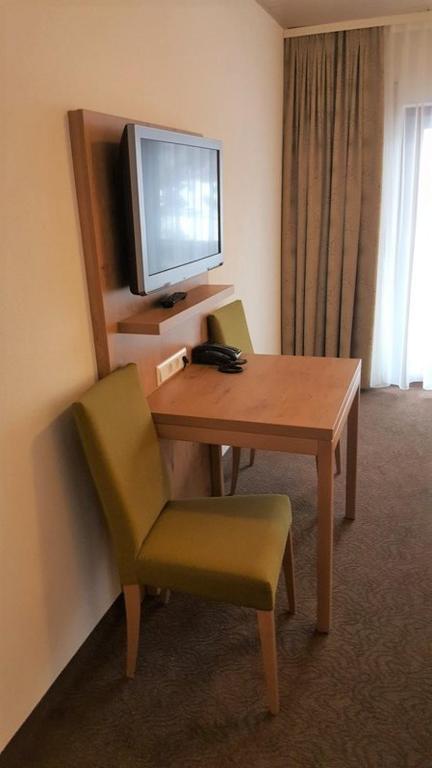 TV a/nebo společenská místnost v ubytování Hotel Schiff Nagold