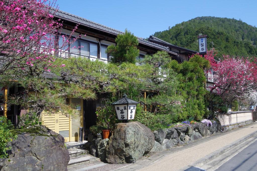 un bâtiment avec un éclairage de rue sur un rocher dans l'établissement Ryoso Chatani, à Kyoto