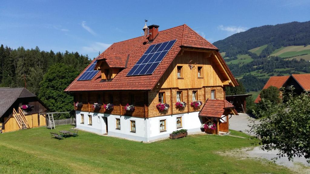 una casa con paneles solares en el techo en Pension - Bauernhof en Sankt Lorenzen ob Murau