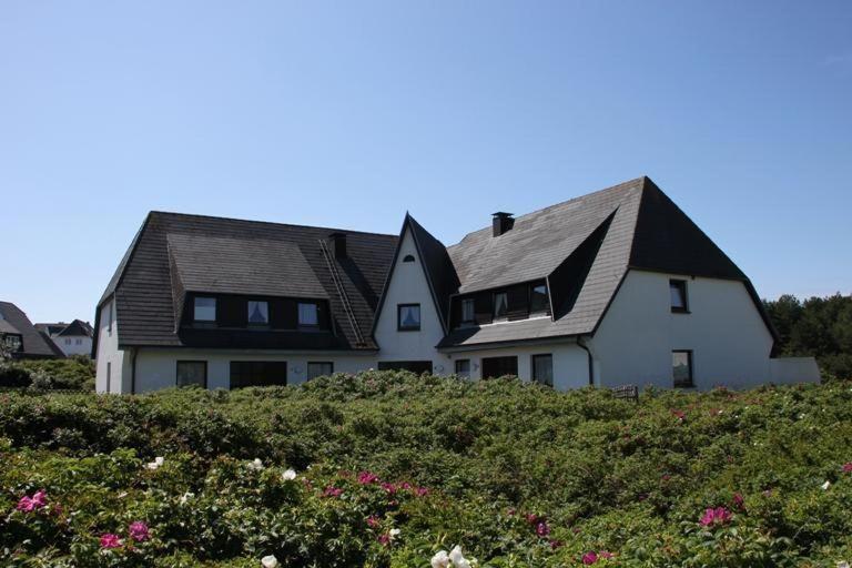 ヘルヌムにあるWiebeckの黒屋根の大白い家