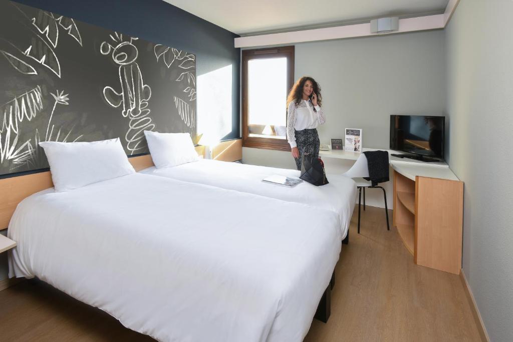 Postel nebo postele na pokoji v ubytování ibis Charleroi Airport Brussels South