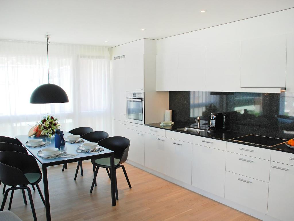 Köök või kööginurk majutusasutuses Apartment LaVille B-1-2 by Interhome