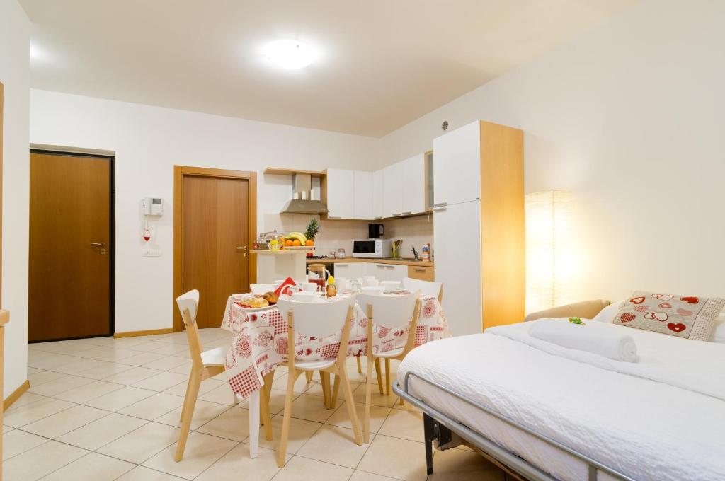 una cucina e una sala da pranzo con tavolo e sedie di B&B and Apartments Al Duomo a Trento