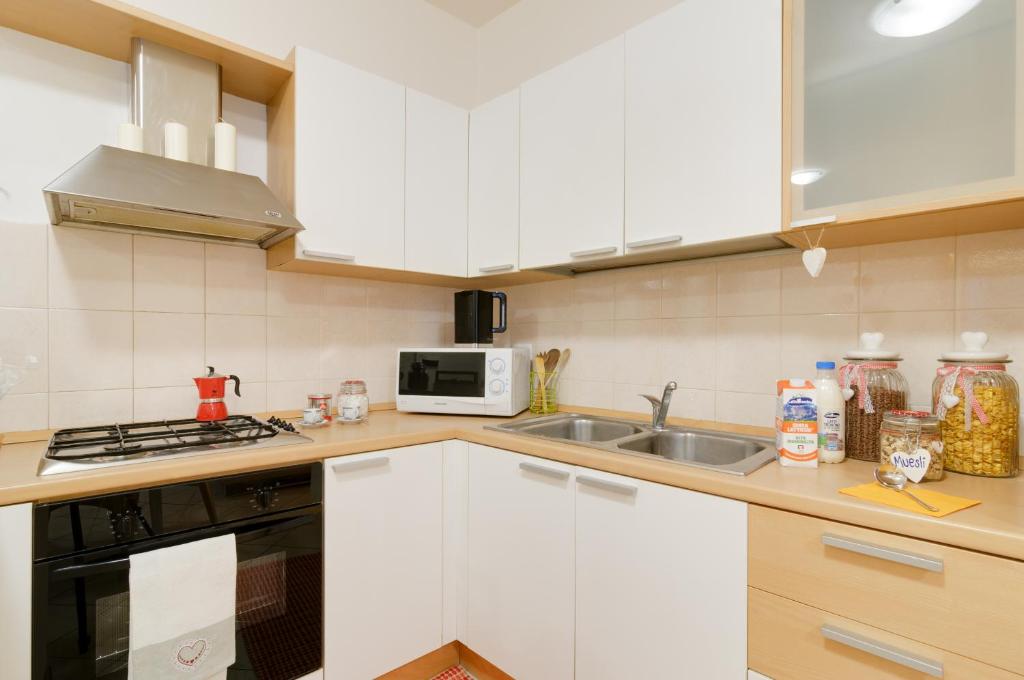 Cucina o angolo cottura di B&B and Apartments Al Duomo