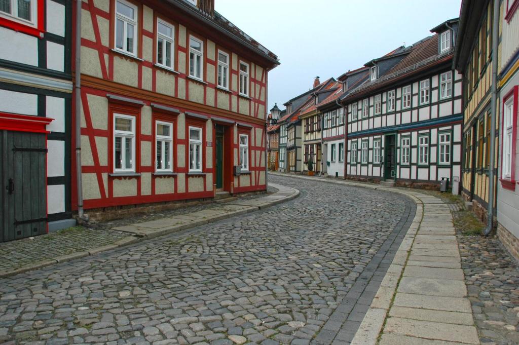 eine Kopfsteinpflasterstraße in einer Stadt mit Gebäuden in der Unterkunft Ferienwohnung Graul in Wernigerode