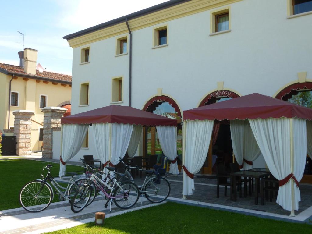 Jízda na kole v ubytování Albergo Antica Corte Marchesini nebo okolí