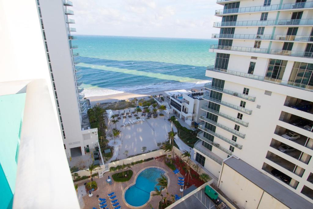 - un balcon offrant une vue sur l'océan dans l'établissement SIAN ocean apartments, à Hollywood