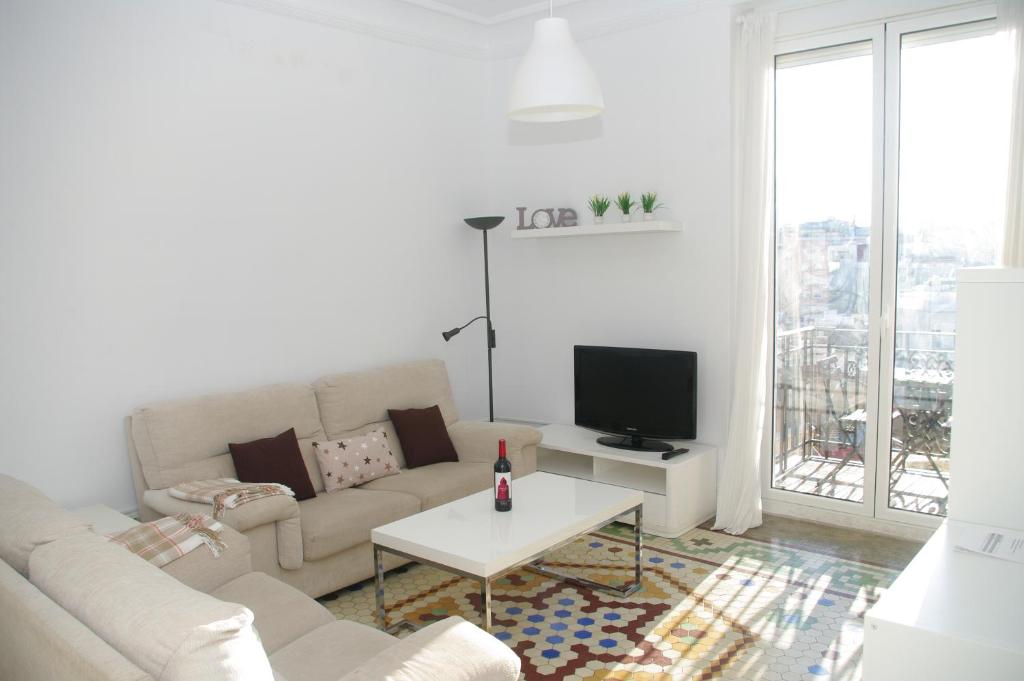a living room with a couch and a tv at Carlos & Ana Amplio Apartamento 4 Habitaciones Centro Valencia in Valencia