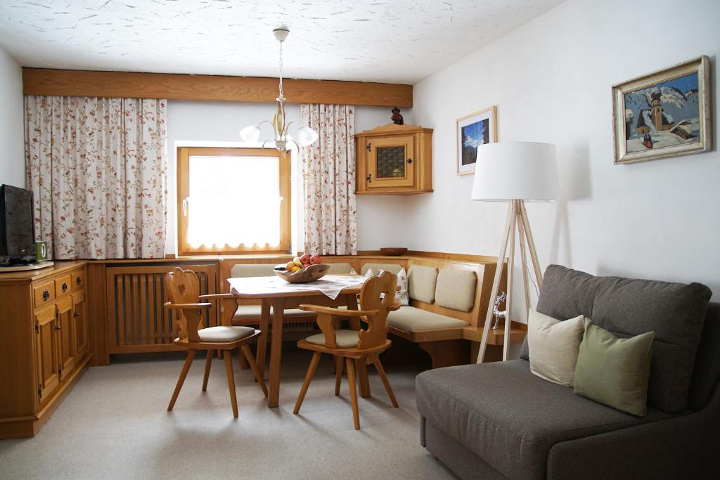 un soggiorno con tavolo e divano di Haus Arnold Schranz a Sankt Anton am Arlberg