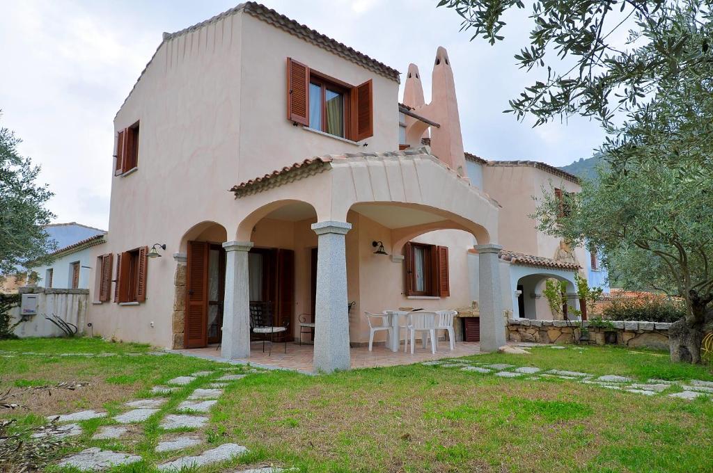 une vue extérieure d'une villa avec jardin dans l'établissement villa i ginepri, à Budoni