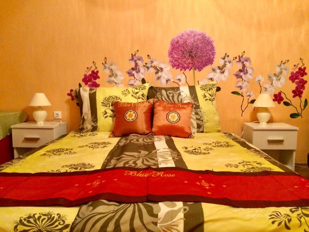 Postel nebo postele na pokoji v ubytování Blue Rose Apartman