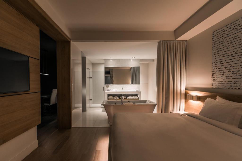 Postel nebo postele na pokoji v ubytování Hôtel du Domaine, centre de villégiature et de congrès