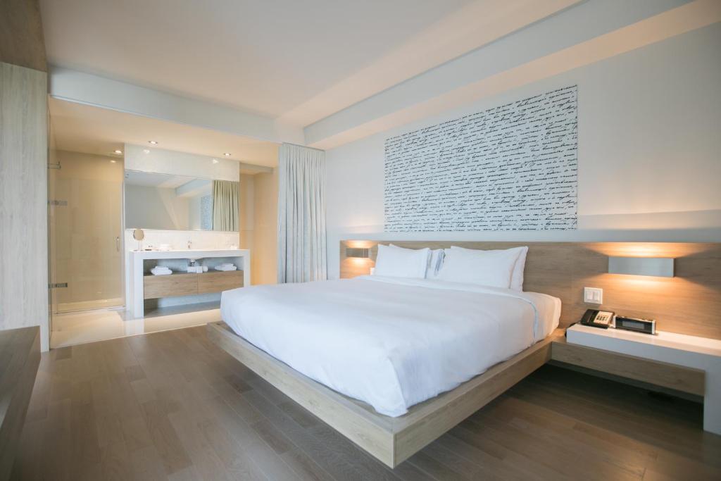 Postel nebo postele na pokoji v ubytování Hôtel du Domaine, centre de villégiature et de congrès