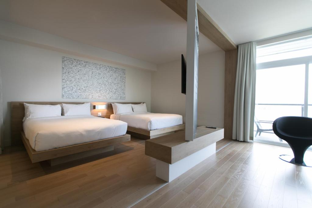 Postel nebo postele na pokoji v ubytování Hôtel du Domaine, centre de villégiature et de congrès