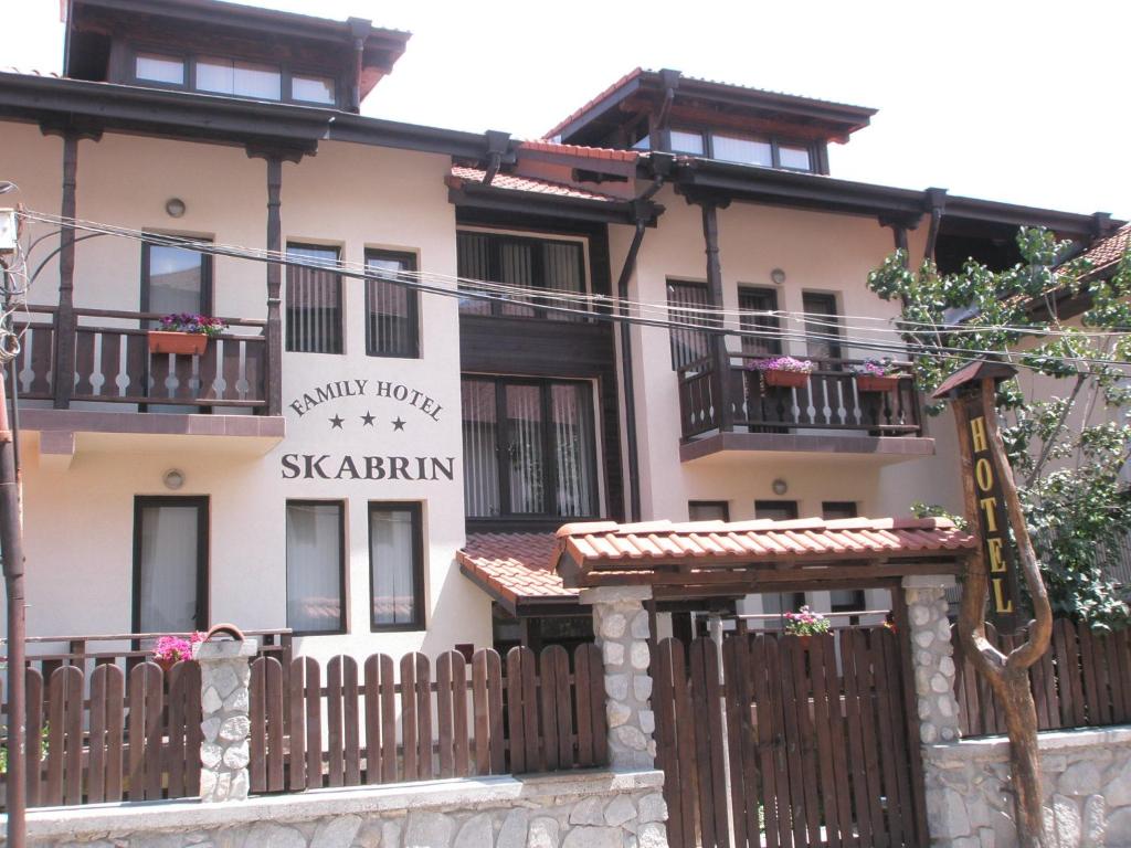 un edificio con una valla delante en Guest house Skabrin, en Bansko