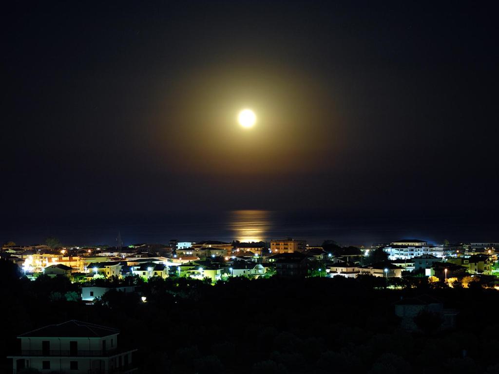 Nespecifikovaný výhled na destinaci Montepaone nebo výhled na město při pohledu z hotelu