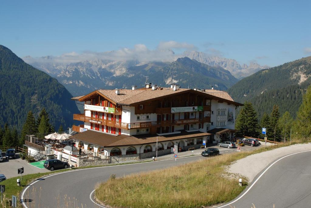 um grande edifício ao lado de uma estrada em Hotel Bellavista em Canazei