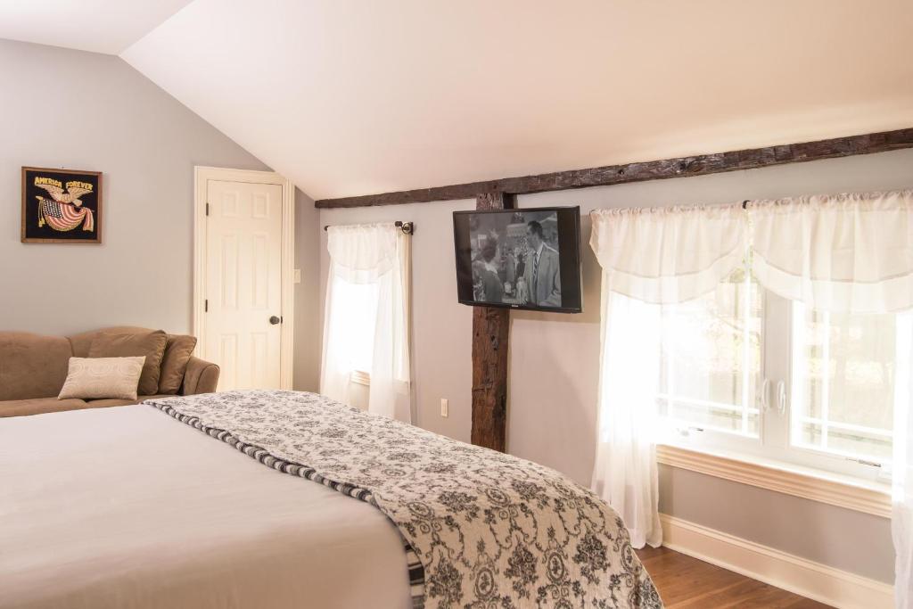 Caldwell House Bed and Breakfast - Deluxe King Room