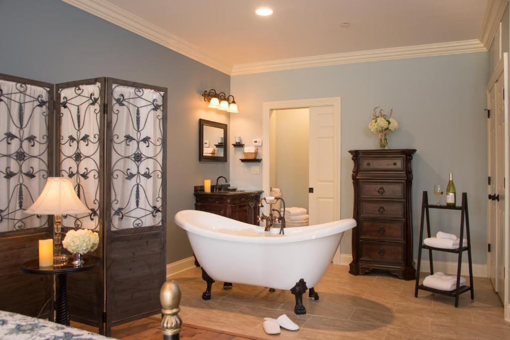 Caldwell House Bed and Breakfast - Deluxe King Room