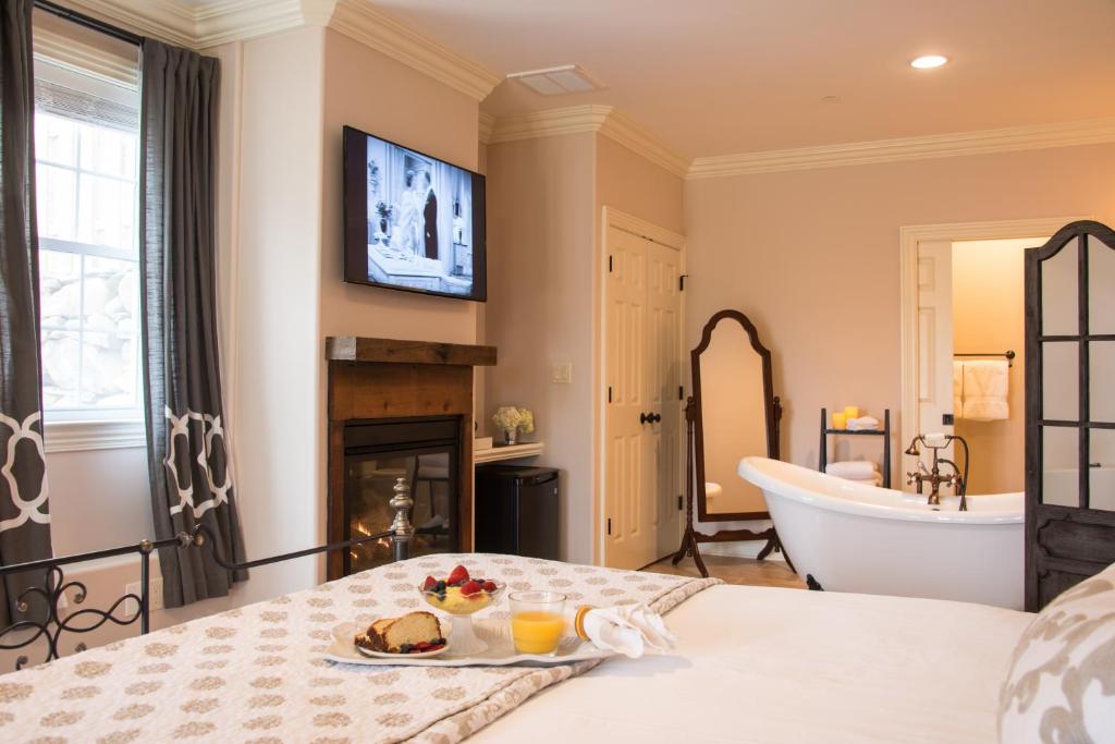 Caldwell House Bed and Breakfast - Deluxe King Room