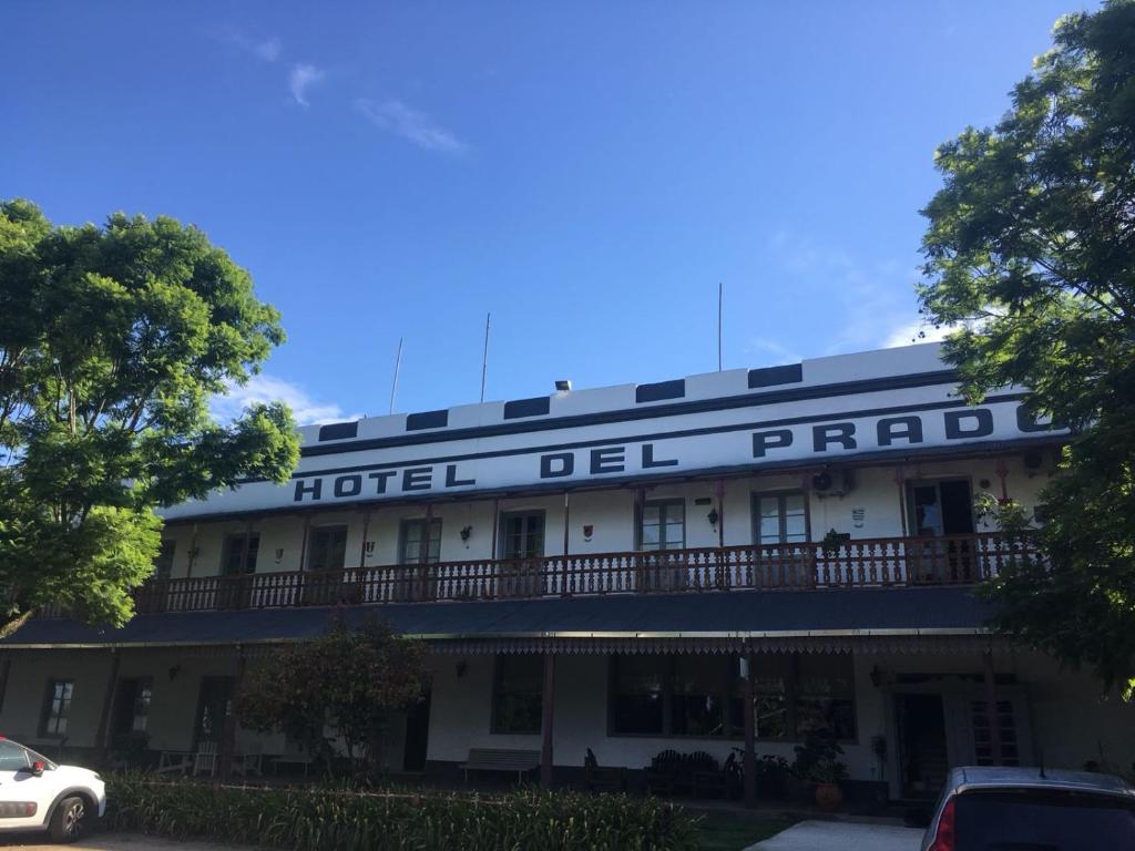 un hotel del muelle con un coche aparcado delante de él en Hotel del Prado, en Colonia Suiza