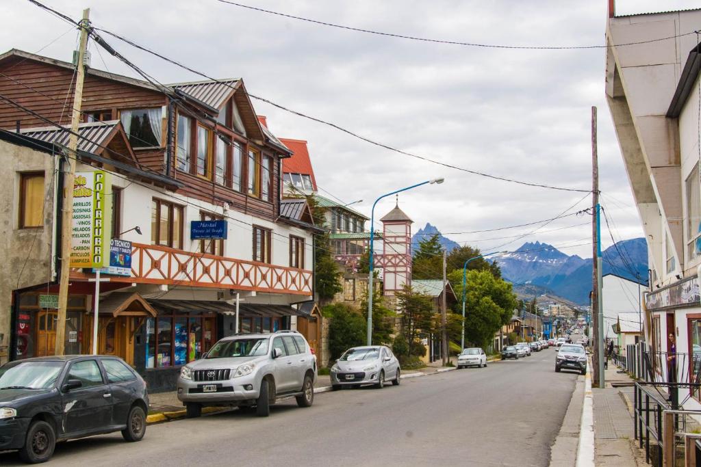 uma rua numa cidade com carros estacionados na estrada em Departamentos Paisaje del Beagle em Ushuaia