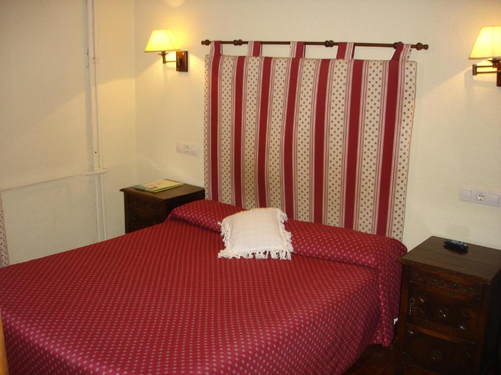 Postel nebo postele na pokoji v ubytování Hostal Ayestaran II