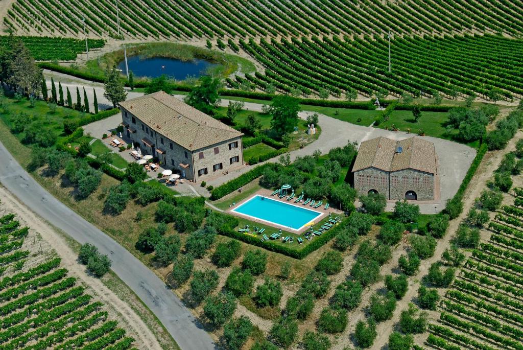 una finca en un viñedo con una casa y una piscina en Agriturismo Macinatico, en San Gimignano