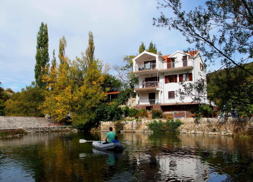 Waterfall House Getaway - 