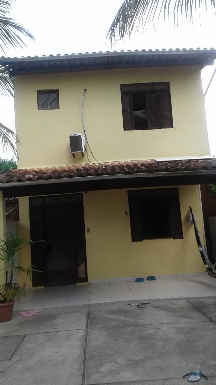 a yellow house with a building with a roof at Casa em Arraial d'Ajuda in Arraial d'Ajuda