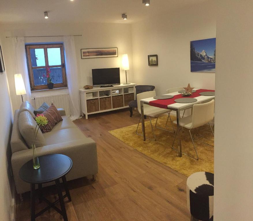 ein Wohnzimmer mit einem Sofa und einem Esszimmer in der Unterkunft Ferienwohnung Kramergasse in Garmisch-Partenkirchen