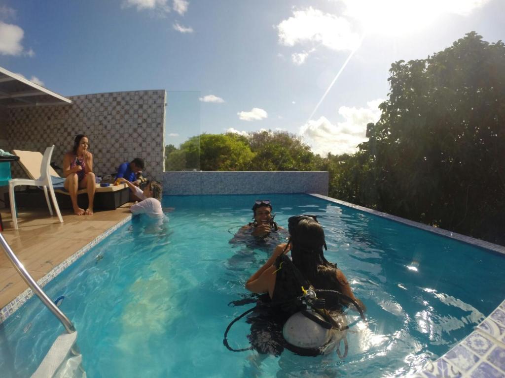 un grupo de personas en una piscina en Galinha d'Angola, en Porto de Galinhas